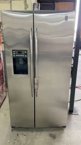Manutenção do sistema de refrigeração em geladeira inox